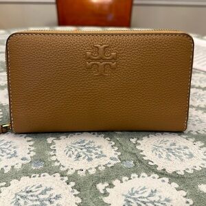 Brand New Tori Burch Thea zip continental wallet Tiramisu colorway
